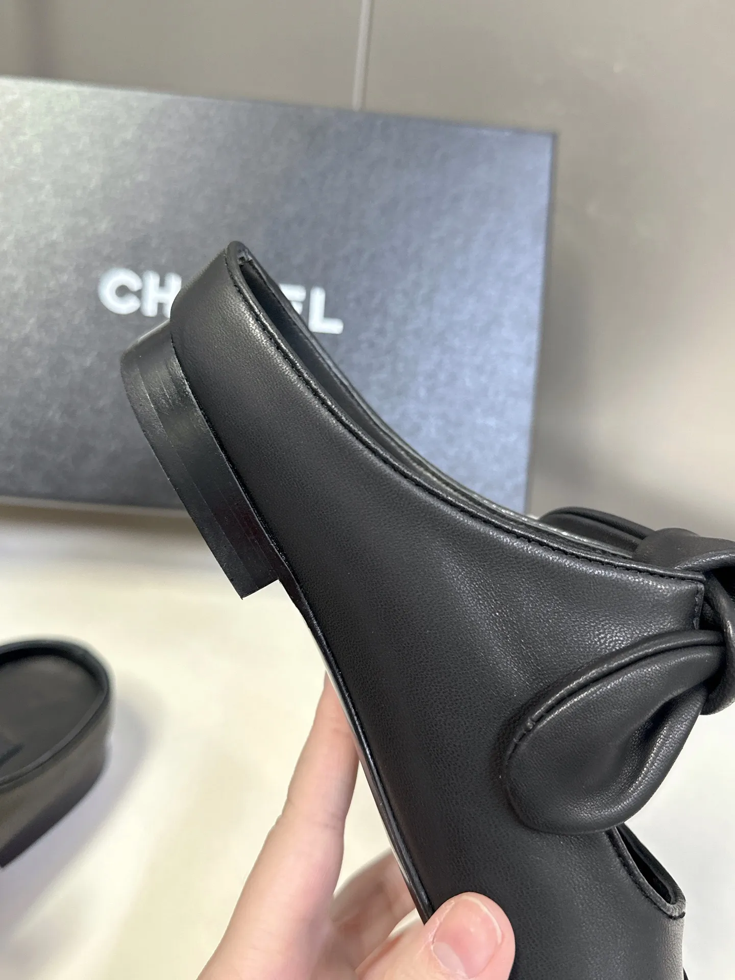 👟👟Ex-factory price 540👟👟 CHANEL Chanel Bow Elastic Strap Flat Shoes Bow Mary Jane shoes are so popular at first sight that you can wear them freely according to the weather changes! Put on socks to instantly transform into cute shoes for spring and summer! Transform into a magical princess in seconds 👸The upper is made of mixed sheepskin and tiptoe silk sheepskin. The foot feels super comfortable. The leather is very soft and skin-friendly. The genuine leather outsole imported from Italy Size: 35-41 (40 41 customized)